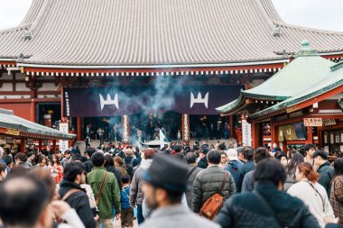 Sensoji ya da Asakusa Kannon Tapınağı, Asakusa 'da bulunan bir Budist tapınağıdır. Tokyo 'nun en renkli ve popüler tapınaklarından biridir. Turistlerin ilgi odağı. Tokyo, Japonya, 18 Kasım 2023