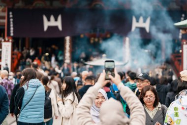 Sensoji ya da Asakusa Kannon Tapınağı, Asakusa 'da bulunan bir Budist tapınağıdır. Tokyo 'nun en renkli ve popüler tapınaklarından biridir. Turistlerin ilgi odağı. Tokyo, Japonya, 18 Kasım 2023