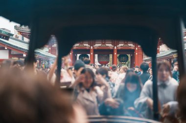 Sensoji ya da Asakusa Kannon Tapınağı, Asakusa 'da bulunan bir Budist tapınağıdır. Tokyo 'nun en renkli ve popüler tapınaklarından biridir. Turistlerin ilgi odağı. Tokyo, Japonya, 18 Kasım 2023