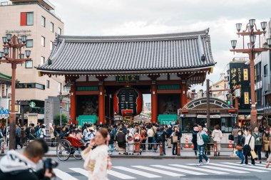 Sensoji ya da Asakusa Kannon Tapınağı, Asakusa 'da bulunan bir Budist tapınağıdır. Tokyo 'nun en renkli ve popüler tapınaklarından biridir. Turistlerin ilgi odağı. Tokyo, Japonya, 18 Kasım 2023