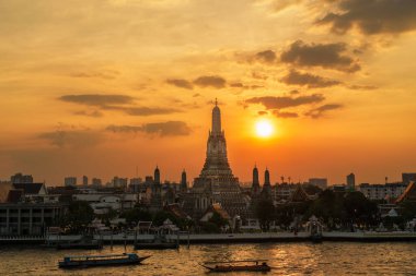 Gün batımında Wat Arun Tapınağı, Chao Phraya nehrinin yanında Şafak Tapınağı. Kent simgesi ve Bangkok, Tayland ve Güneydoğu Asya 'daki turizm ve turizm merkezleriyle ünlüdür.