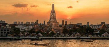 Gün batımında Wat Arun Tapınağı, Chao Phraya nehrinin yanında Şafak Tapınağı. Kent simgesi ve Bangkok, Tayland ve Güneydoğu Asya 'daki turizm ve turizm merkezleriyle ünlüdür.