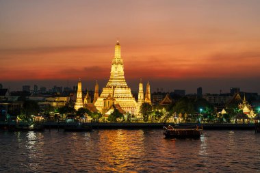 Gün batımında Wat Arun Tapınağı, Chao Phraya nehrinin yanında Şafak Tapınağı. Kent simgesi ve Bangkok, Tayland ve Güneydoğu Asya 'daki turizm ve turizm merkezleriyle ünlüdür.