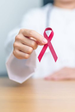 Mart ayı için Burgundy Red Ribbon 'ın doktoru çoklu miyelom kanseri ve Aralık ayı AIDS farkındalığı. Sağlık ve dünya kanser günü konsepti