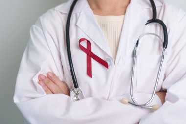 Mart ayı için Burgundy Red Ribbon 'ın doktoru çoklu miyelom kanseri ve Aralık ayı AIDS farkındalığı. Sağlık ve dünya kanser günü konsepti