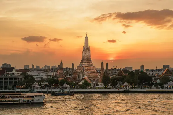 Gün batımında Wat Arun Tapınağı, Chao Phraya nehrinin yanında Şafak Tapınağı. Kent simgesi ve Bangkok ve Güneydoğu Asya 'daki turistik eğlence ve seyahat merkezleriyle ünlüdür. Bangkok, Tayland, 05 Ocak 2024