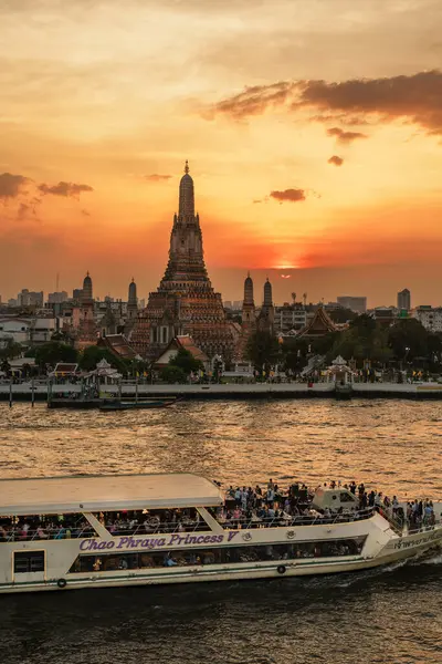 Gün batımında Wat Arun Tapınağı, Chao Phraya nehrinin yanında Şafak Tapınağı. Kent simgesi ve Bangkok ve Güneydoğu Asya 'daki turistik eğlence ve seyahat merkezleriyle ünlüdür. Bangkok, Tayland, 05 Ocak 2024