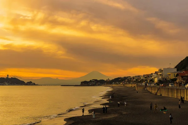 stock image Scenery Kamakura Yuigahama Beach with Kamakura city and Fujisan mountain. Twilight silhouette Mount Fuji behind Enoshima island at Kamakura, Kanagawa, Japan. Landmark for tourist attraction near tokyo