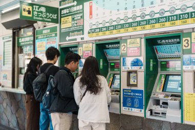 Kamakura 'daki Enoshima Dentetsu tren hattının yönetim kurulu Kamakura' daki Kamakura 'yı Fujisawa, Kanagawa' daki Fujisawa İstasyonu 'na bağlar. Kanagawa, Japonya, 16 Kasım 2023