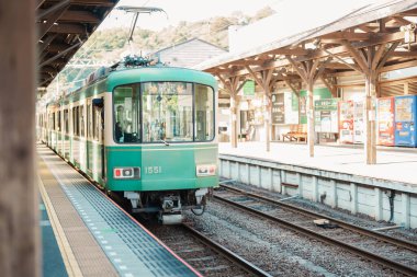 Kamakura 'daki Enoshima Dentetsu tren hattı Kamakura' daki Kamakura 'yı Fujisawa, Kanagawa' daki Fujisawa İstasyonu 'na bağlar. Tokyo yakınlarında önemli bir yer. Kanagawa, Japonya, 16 Kasım 2023