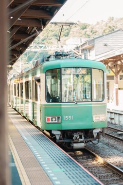 Kamakura 'daki Enoshima Dentetsu tren hattı Kamakura' daki Kamakura 'yı Fujisawa, Kanagawa' daki Fujisawa İstasyonu 'na bağlar. Tokyo yakınlarında önemli bir yer. Kanagawa, Japonya, 16 Kasım 2023
