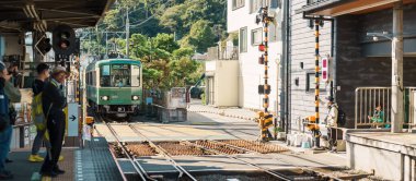 Kamakura 'daki Enoshima Dentetsu tren hattı Kamakura' daki Kamakura 'yı Fujisawa, Kanagawa' daki Fujisawa İstasyonu 'na bağlar. Tokyo yakınlarında önemli bir yer. Kanagawa, Japonya, 16 Kasım 2023