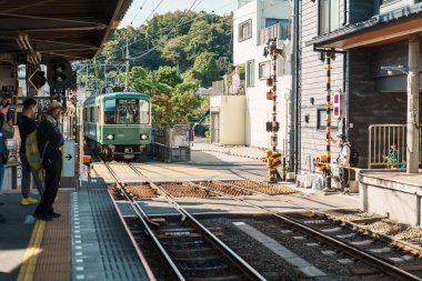 Kamakura 'daki Enoshima Dentetsu tren hattı Kamakura' daki Kamakura 'yı Fujisawa, Kanagawa' daki Fujisawa İstasyonu 'na bağlar. Tokyo yakınlarında önemli bir yer. Kanagawa, Japonya, 16 Kasım 2023