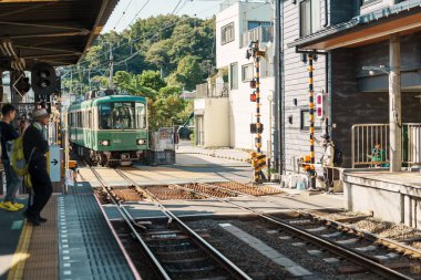 Kamakura 'daki Enoshima Dentetsu tren hattı Kamakura' daki Kamakura 'yı Fujisawa, Kanagawa' daki Fujisawa İstasyonu 'na bağlar. Tokyo yakınlarında önemli bir yer. Kanagawa, Japonya, 16 Kasım 2023
