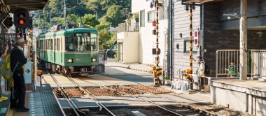 Kamakura 'daki Enoshima Dentetsu tren hattı Kamakura' daki Kamakura 'yı Fujisawa, Kanagawa' daki Fujisawa İstasyonu 'na bağlar. Tokyo yakınlarında önemli bir yer. Kanagawa, Japonya, 16 Kasım 2023