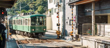 Kamakura 'daki Enoshima Dentetsu tren hattı Kamakura' daki Kamakura 'yı Fujisawa, Kanagawa' daki Fujisawa İstasyonu 'na bağlar. Tokyo yakınlarında önemli bir yer. Kanagawa, Japonya, 16 Kasım 2023
