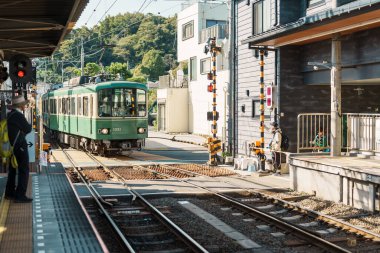 Kamakura 'daki Enoshima Dentetsu tren hattı Kamakura' daki Kamakura 'yı Fujisawa, Kanagawa' daki Fujisawa İstasyonu 'na bağlar. Tokyo yakınlarında önemli bir yer. Kanagawa, Japonya, 16 Kasım 2023
