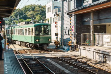 Kamakura 'daki Enoshima Dentetsu tren hattı Kamakura' daki Kamakura 'yı Fujisawa, Kanagawa' daki Fujisawa İstasyonu 'na bağlar. Tokyo yakınlarında önemli bir yer. Kanagawa, Japonya, 16 Kasım 2023
