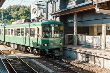 Kamakura 'daki Enoshima Dentetsu tren hattı Kamakura' daki Kamakura 'yı Fujisawa, Kanagawa' daki Fujisawa İstasyonu 'na bağlar. Tokyo yakınlarında önemli bir yer. Kanagawa, Japonya, 16 Kasım 2023
