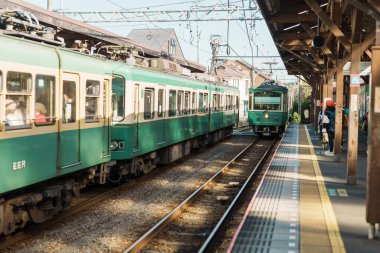 Kamakura 'daki Enoshima Dentetsu tren hattı Kamakura' daki Kamakura 'yı Fujisawa, Kanagawa' daki Fujisawa İstasyonu 'na bağlar. Tokyo yakınlarında önemli bir yer. Kanagawa, Japonya, 16 Kasım 2023