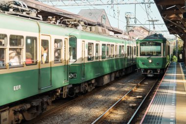 Kamakura 'daki Enoshima Dentetsu tren hattı Kamakura' daki Kamakura 'yı Fujisawa, Kanagawa' daki Fujisawa İstasyonu 'na bağlar. Tokyo yakınlarında önemli bir yer. Kanagawa, Japonya, 16 Kasım 2023