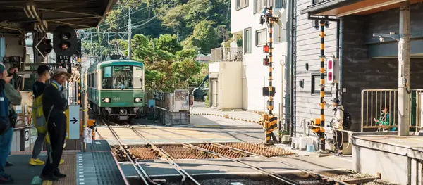 Kamakura 'daki Enoshima Dentetsu tren hattı Kamakura' daki Kamakura 'yı Fujisawa, Kanagawa' daki Fujisawa İstasyonu 'na bağlar. Tokyo yakınlarında önemli bir yer. Kanagawa, Japonya, 16 Kasım 2023