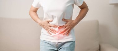 Kadın problemi ve endometriyozis, histerektomi ve regl evdeki kanepede, karın ağrısı, kabızlık ve ishal nedeniyle karın ağrısı olan bir kadın.