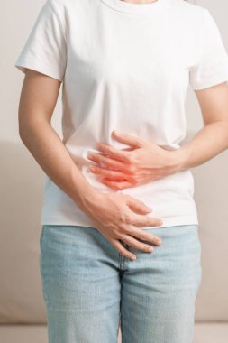 Kadın problemi ve endometriyozis, histerektomi ve regl evdeki kanepede, karın ağrısı, kabızlık ve ishal nedeniyle karın ağrısı olan bir kadın.