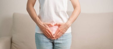 Karın bölgesinden kalp şeklinde bir kadın. Yumurtalık ve Servikal Kanser, Endometriyozis, Histektomi, Rahim fibroidi, Üreme, Adet, Mide, Hamilelik ve Cinsel Hastalıklar Konsepti