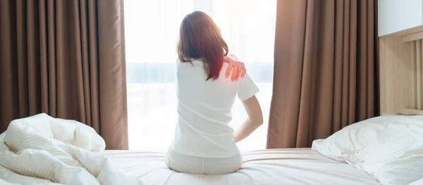 Frau Mit Schulter Und Nackenschmerzen Wenn Sie Hause Bett Sitzt Stockbild