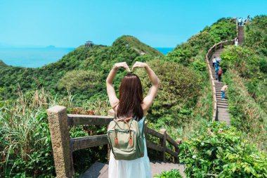 Tayvan 'a gezmeye gelen bir kadın, sırt çantalı bir turist Bitou Burnu Yürüyüş Patikası, New Taipei. Taipei yakınlarındaki önemli ve popüler yerler. Asya Seyahat Konsepti