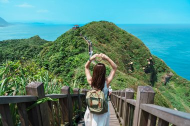 Tayvan 'a gezmeye gelen bir kadın, sırt çantalı bir turist Bitou Burnu Yürüyüş Patikası, New Taipei. Taipei yakınlarındaki önemli ve popüler yerler. Asya Seyahat Konsepti