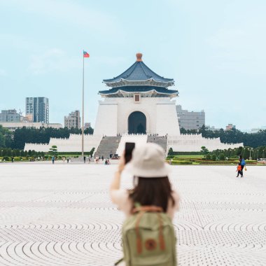 Tayvan 'ı ziyaret eden bir kadın gezgin, Taipei' deki National Chiang Kai shek Memorial ya da Hall Freedom Square 'de fotoğraf çeken bir turist. Şehir simgesi ve popüler gösteriler. Asya Seyahat Konsepti