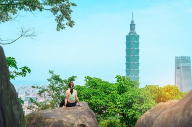 Tayvan, Taipei 'yi gezen bir kadın gezgin Fil Dağı' nı veya Xiangshan 'ı geziyor. Asya Seyahat, Tatil ve Seyahat Konsepti