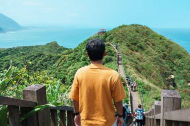 Tayvan 'ı gezen bir gezgin Bitou Burnu Yürüyüş Patikası, New Taipei City' de turistik yerleri geziyor. Taipei yakınlarındaki önemli ve popüler yerler. Asya Seyahat Konsepti