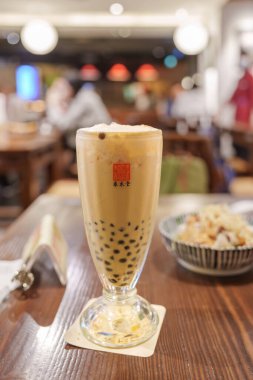 Tapyoka toplu inci sütlü çay, Chun Shui Tang Tayvan 'ın ünlü köpük çayı. Taipei, Tayvan, 07 Nisan 2023