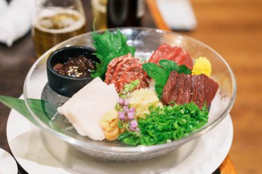 At eti parçaları sashimi veya Japon Basashi. Baniku 'da yağsız et, harika mermer, yele ve karaciğer bulunur. Matsumoto şehrinde kaliteli et ve ünlü yemekler, Nagano Bölgesi, Japonya