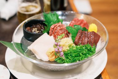 At eti parçaları sashimi veya Japon Basashi. Baniku 'da yağsız et, harika mermer, yele ve karaciğer bulunur. Matsumoto şehrinde kaliteli et ve ünlü yemekler, Nagano Bölgesi, Japonya