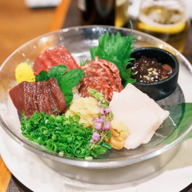At eti parçaları sashimi veya Japon Basashi. Baniku 'da yağsız et, harika mermer, yele ve karaciğer bulunur. Matsumoto şehrinde kaliteli et ve ünlü yemekler, Nagano Bölgesi, Japonya