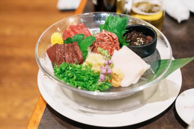 At eti parçaları sashimi veya Japon Basashi. Baniku 'da yağsız et, harika mermer, yele ve karaciğer bulunur. Matsumoto şehrinde kaliteli et ve ünlü yemekler, Nagano Bölgesi, Japonya