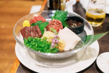 At eti parçaları sashimi veya Japon Basashi. Baniku 'da yağsız et, harika mermer, yele ve karaciğer bulunur. Matsumoto şehrinde kaliteli et ve ünlü yemekler, Nagano Bölgesi, Japonya