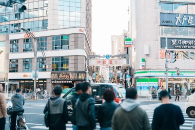 Ueno 'daki insanlar Ueno' daki Nakacho pazarına gidiyorlar. Ueno 'da bir çok kulüp ve hostes barları var. Ueno 'daki turistik merkezin simgesi. Tokyo, Japonya, 18 Kasım 2023