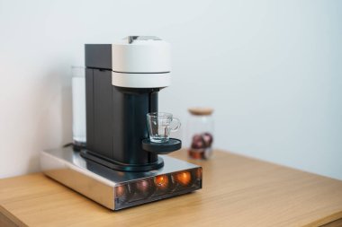 Espresso Kahve Makinesi ve ahşap sehpanın üzerinde kavrulmuş kahve çekirdeği. Ev, Apartman ve Ofis 'te günlük içecek konsepti