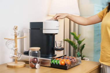 Kahve makinesinden Espresso Kahvesi ve ahşap masa çubuğunda kavrulmuş kahve çekirdeği. Ev, Apartman ve Ofis 'te günlük içecek konsepti