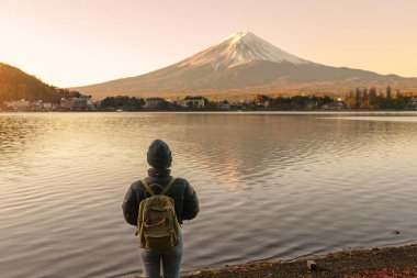 Fuji Dağı 'nda Kawaguchi Gölü' nde yaşayan kadın turist Fujikawaguchiko, Yamanashi, Japonya 'da Fuji Dağı' nı gezen mutlu gezgin. Turistler için dönüm noktası. Japonya Seyahat, Varış ve Tatil