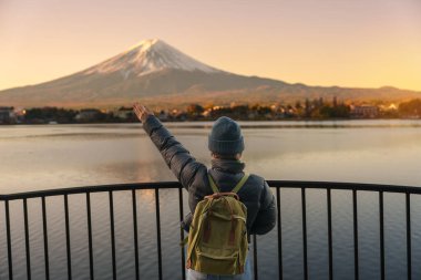 Fuji Dağı 'nda Kawaguchi Gölü' nde yaşayan kadın turist Fujikawaguchiko, Yamanashi, Japonya 'da Fuji Dağı' nı gezen mutlu gezgin. Turistler için dönüm noktası. Japonya Seyahat, Varış ve Tatil