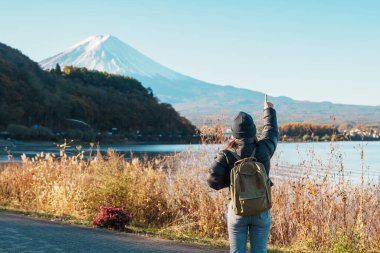 Fuji Dağı 'nda Kawaguchi Gölü' nde yaşayan kadın turist Fujikawaguchiko, Yamanashi, Japonya 'da Fuji Dağı' nı gezen mutlu gezgin. Turistler için dönüm noktası. Japonya Seyahat, Varış ve Tatil