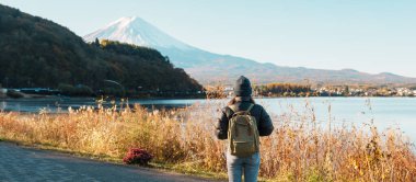 Fuji Dağı 'nda Kawaguchi Gölü' nde yaşayan kadın turist Fujikawaguchiko, Yamanashi, Japonya 'da Fuji Dağı' nı gezen mutlu gezgin. Turistler için dönüm noktası. Japonya Seyahat, Varış ve Tatil