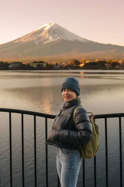 stock image Woman tourist with Fuji Mountain at Lake Kawaguchi, happy Traveler sightseeing Mount Fuji in Fujikawaguchiko, Yamanashi, Japan. Landmark for tourists attraction. Japan Travel, Destination and Vacation