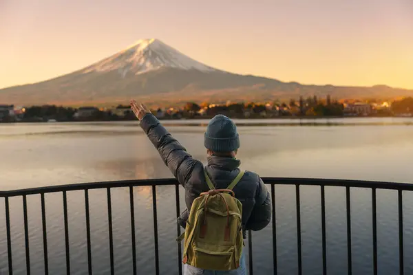 Kvinna Turist Med Fuji Mountain Vid Sjön Kawaguchi Glad Resenär Stockbild